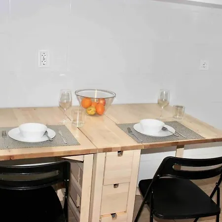 Beautiful 1 Bedroom Apartment. *